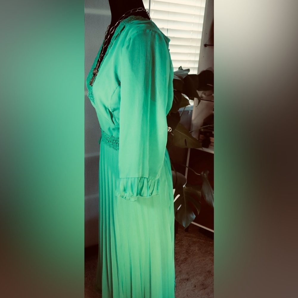Curve Lace Trim Pleated Midi Dress - Picture 3 of 9